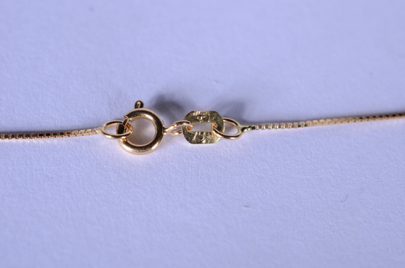 Colar de ouro 18 k., contraste 750 com pendente na forma de globo... - foto 5 de 7