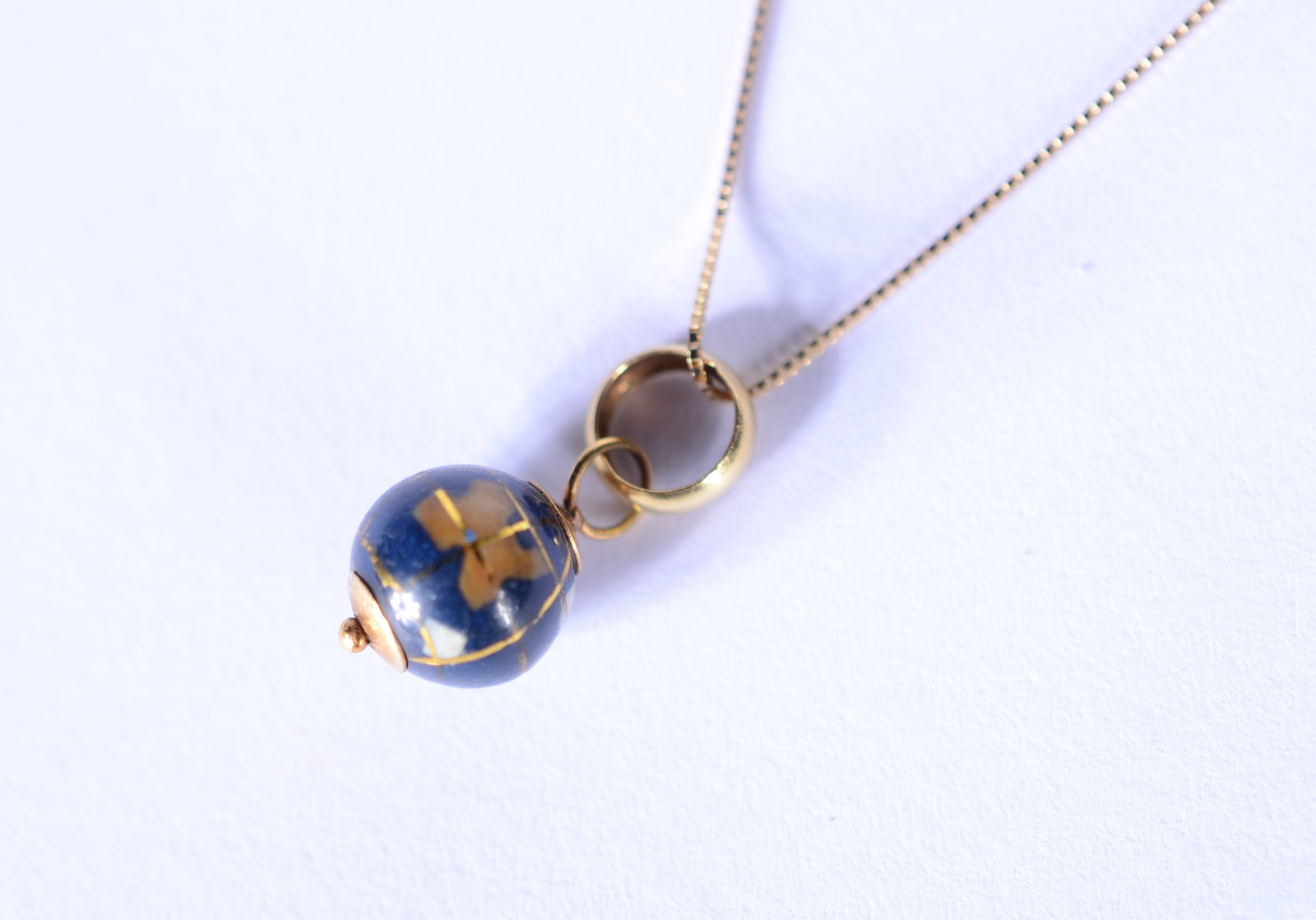 Colar de ouro 18 k., contraste 750 com pendente na forma de globo... - foto 6 de 7