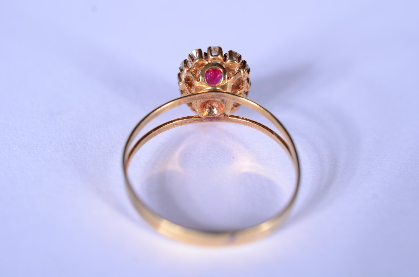 Anel de ouro 18 k., contraste 750 mls cravejado com 12 brilhantes de... - foto 6 de 7