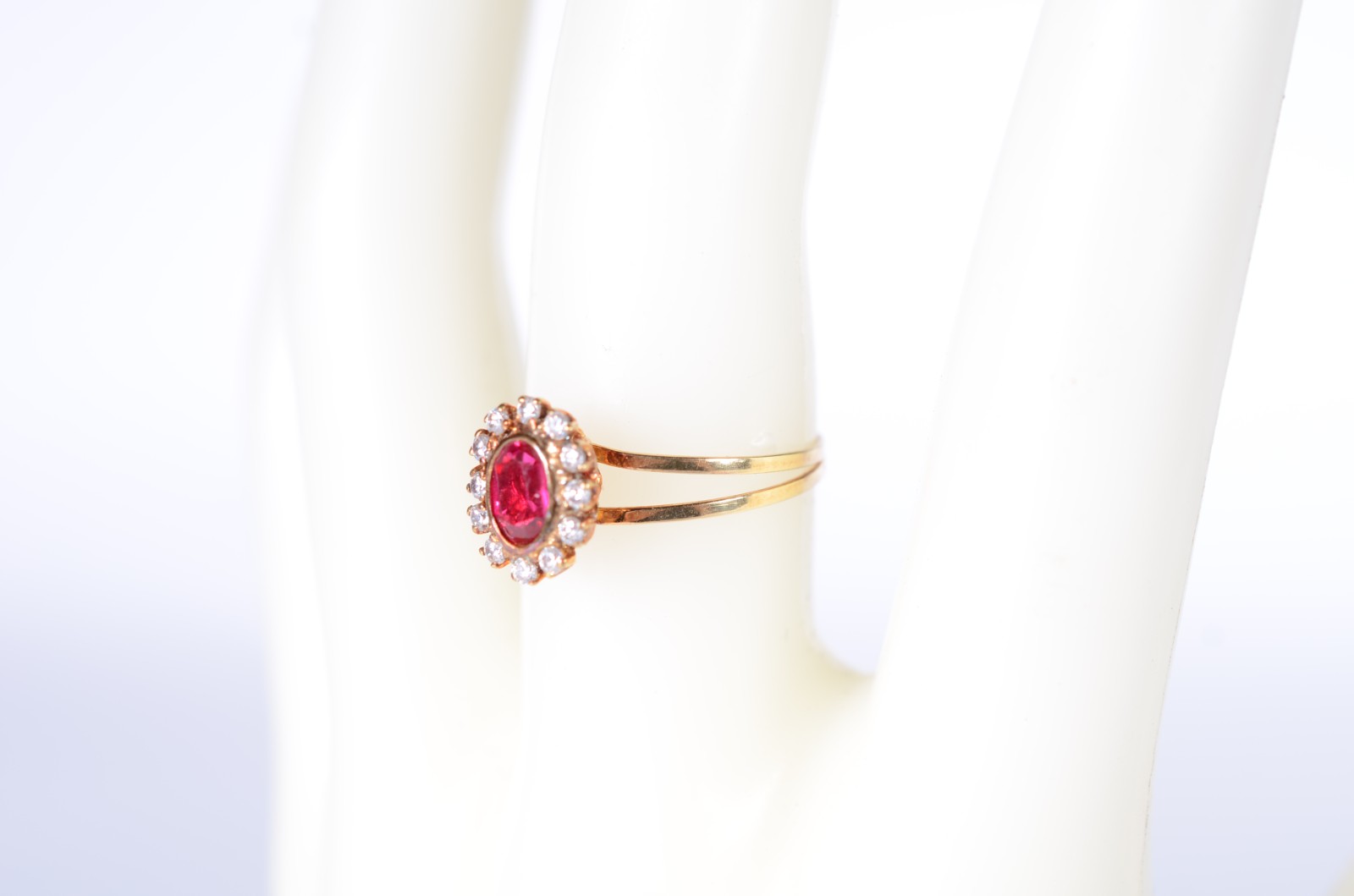 Anel de ouro 18 k., contraste 750 mls cravejado com 12 brilhantes de... - foto 7 de 7