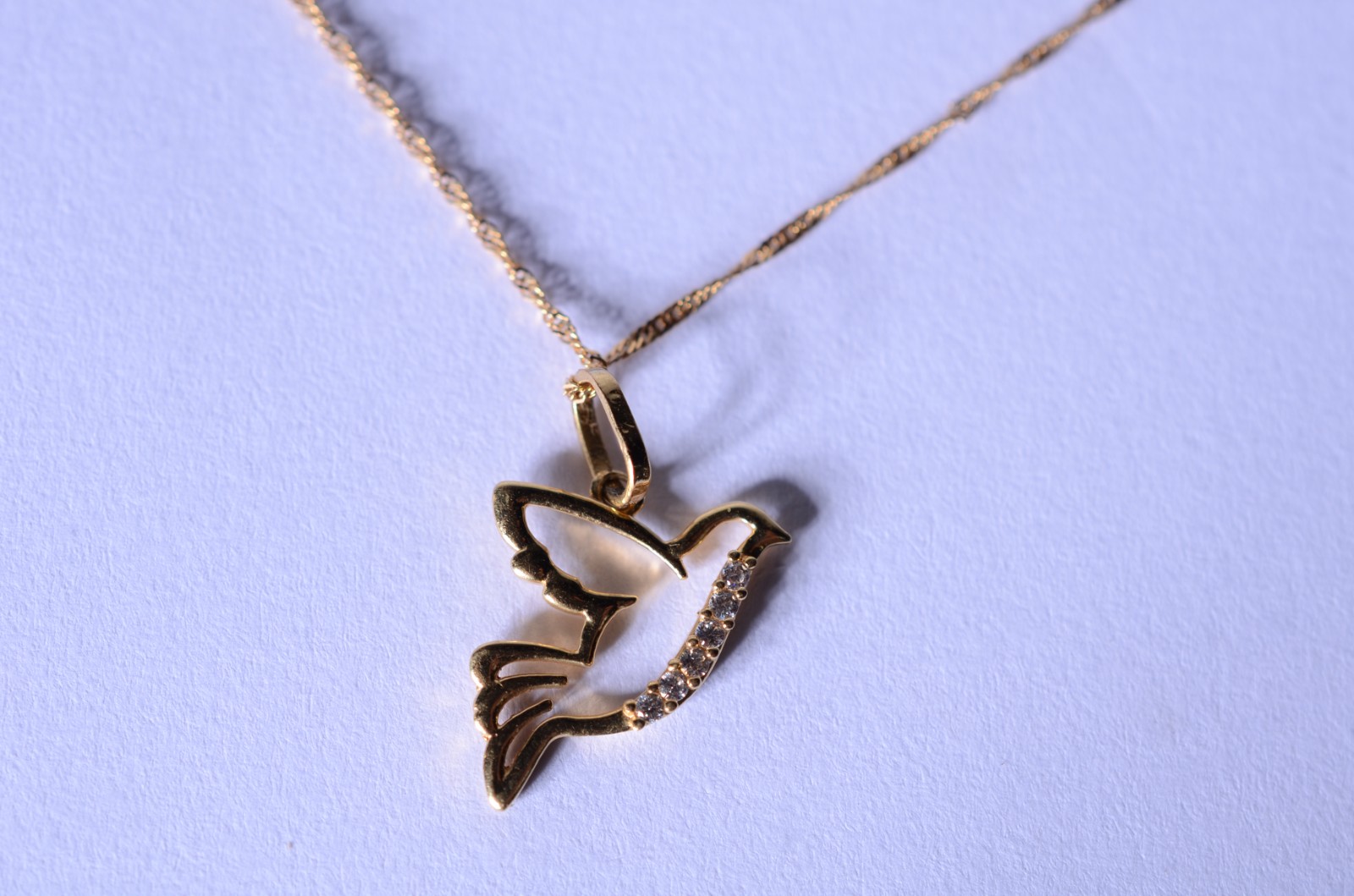 Colar de ouro 18 k., contraste 750 com pendente na forma de pomba da... - foto 1 de 6
