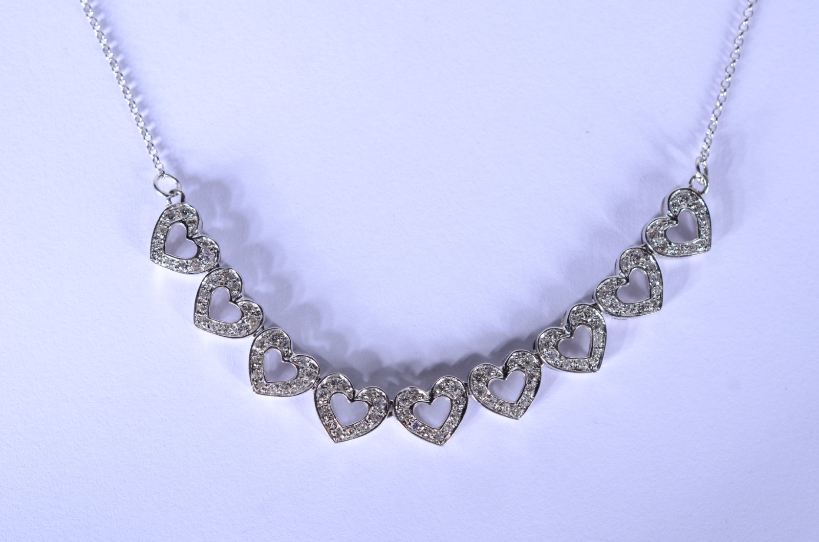 Gargantilha de ouro branco com 9 corações cada com 4 brilhantes. (Por... - foto 2 de 10
