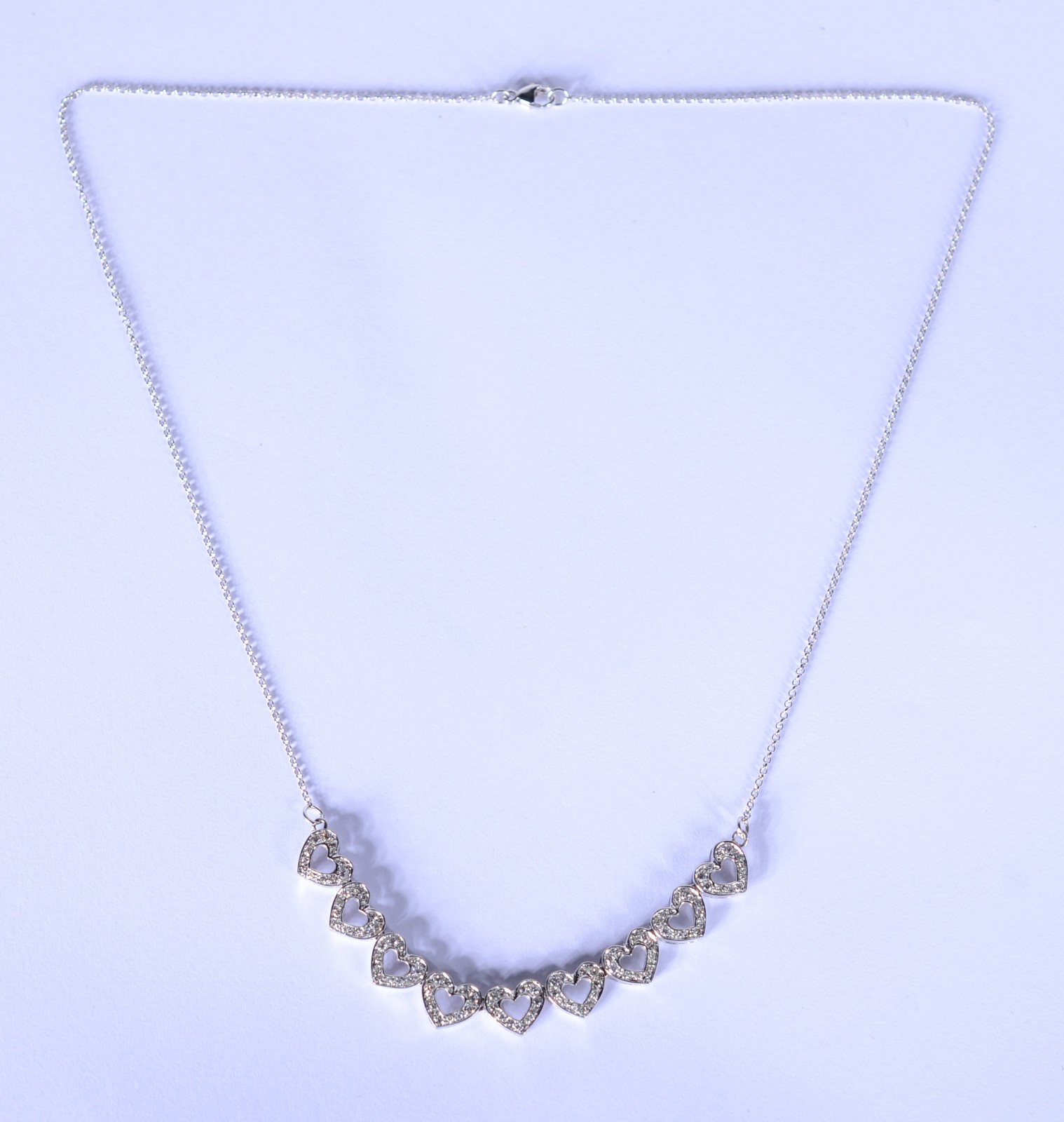Gargantilha de ouro branco com 9 corações cada com 4 brilhantes. (Por... - foto 1 de 10