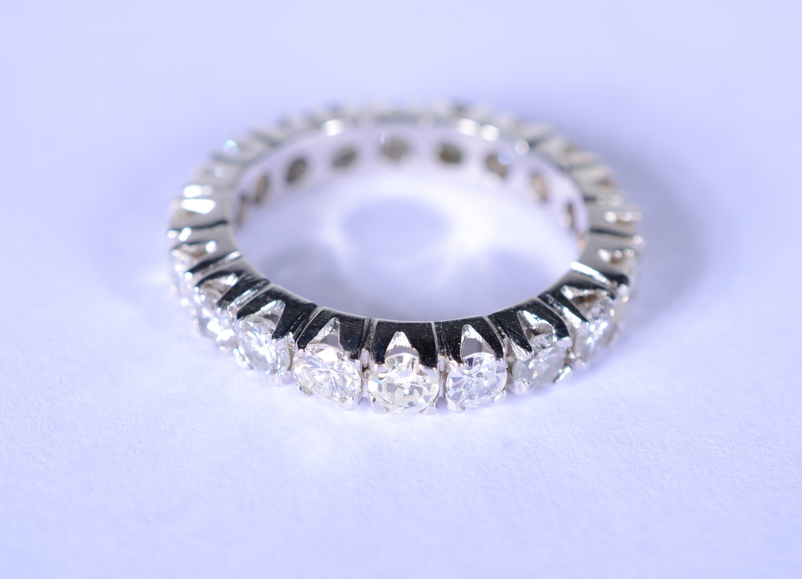 Aliança completa de ouro branco com 20 brilhantes de 0,19 ct, aro 16... - foto 1 de 7