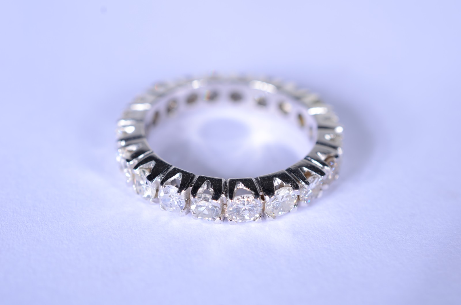 Aliança completa de ouro branco com 20 brilhantes de 0,19 ct, aro 16... - foto 2 de 7
