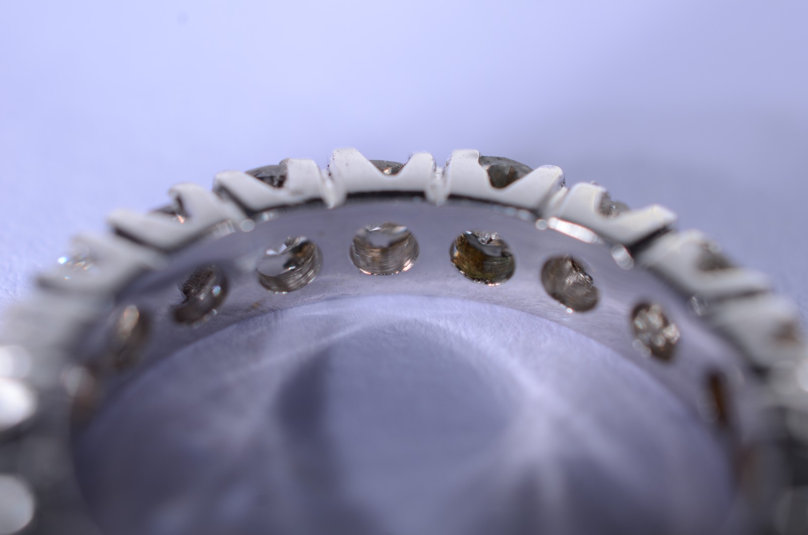 Aliança completa de ouro branco com 20 brilhantes de 0,19 ct, aro 16... - foto 3 de 7