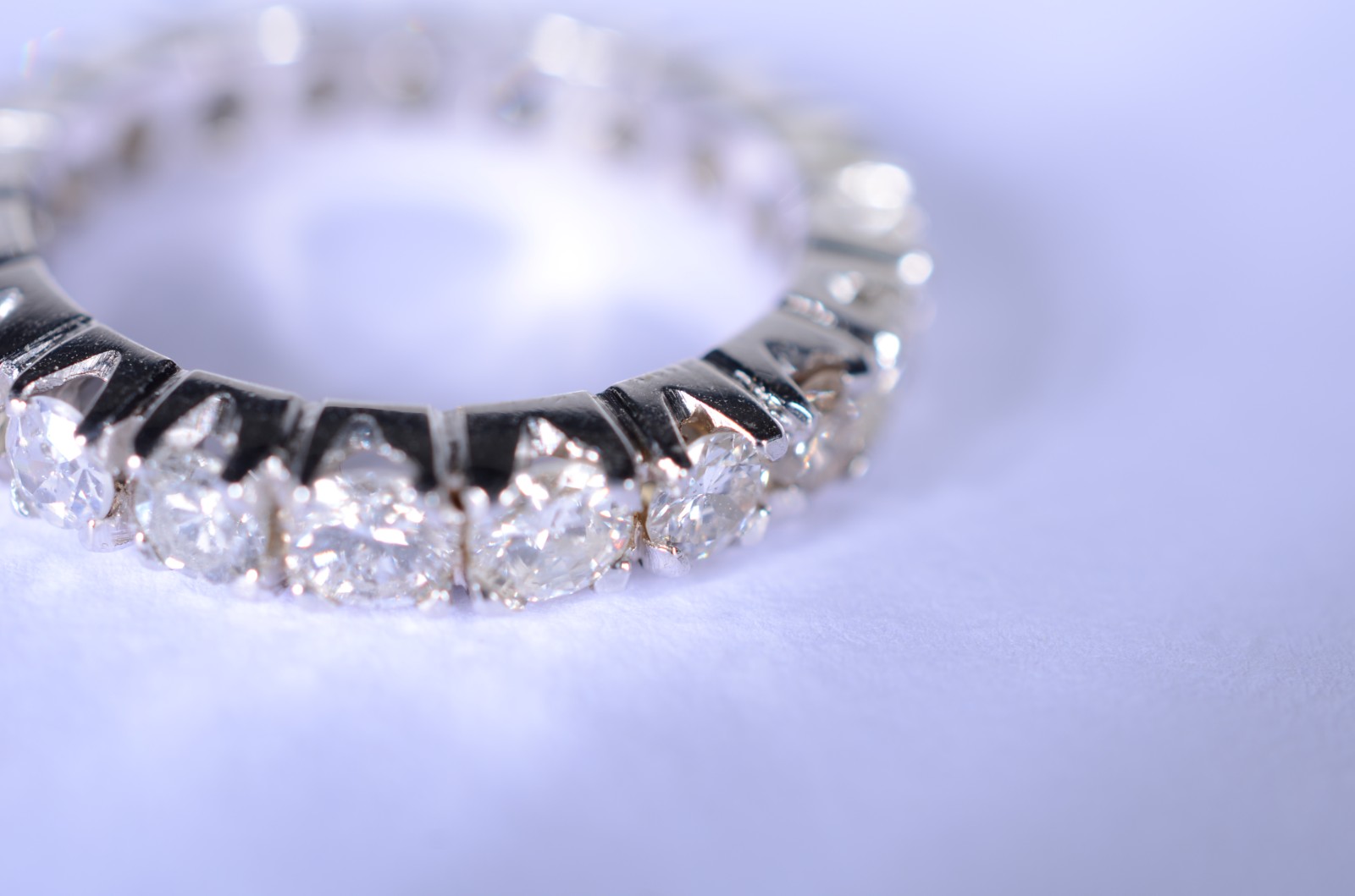 Aliança completa de ouro branco com 20 brilhantes de 0,19 ct, aro 16... - foto 4 de 7