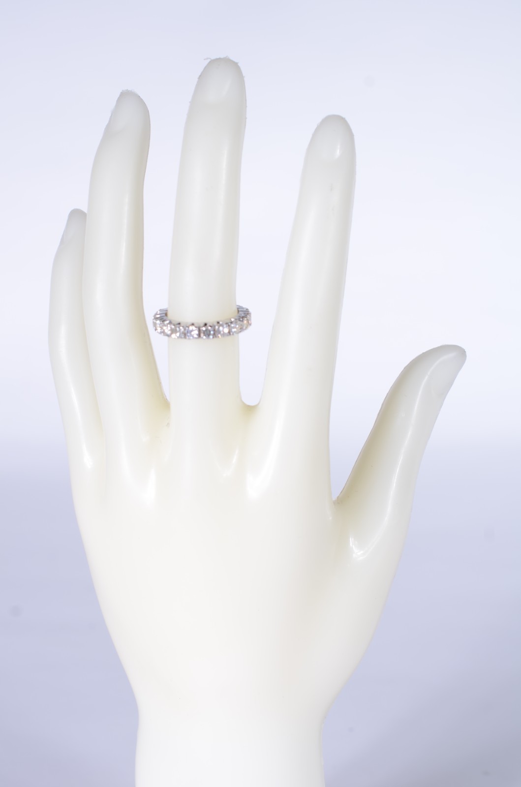 Aliança completa de ouro branco com 20 brilhantes de 0,19 ct, aro 16... - foto 5 de 7