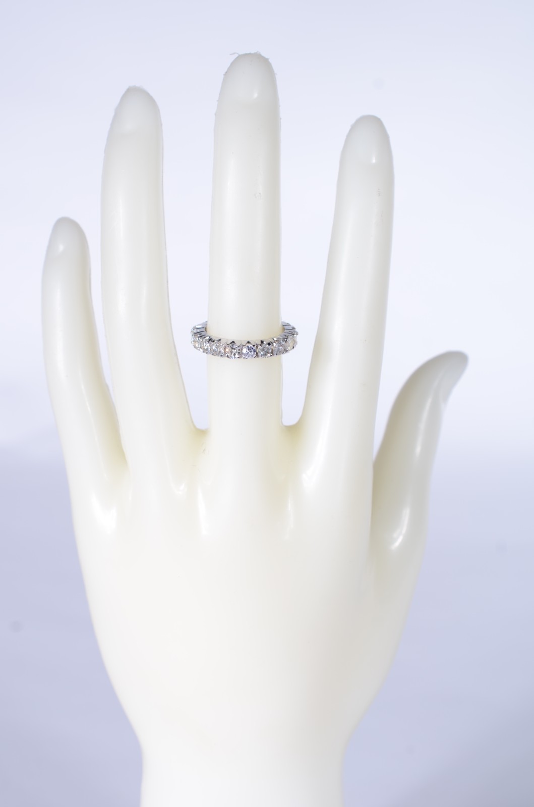 Aliança completa de ouro branco com 20 brilhantes de 0,19 ct, aro 16... - foto 6 de 7