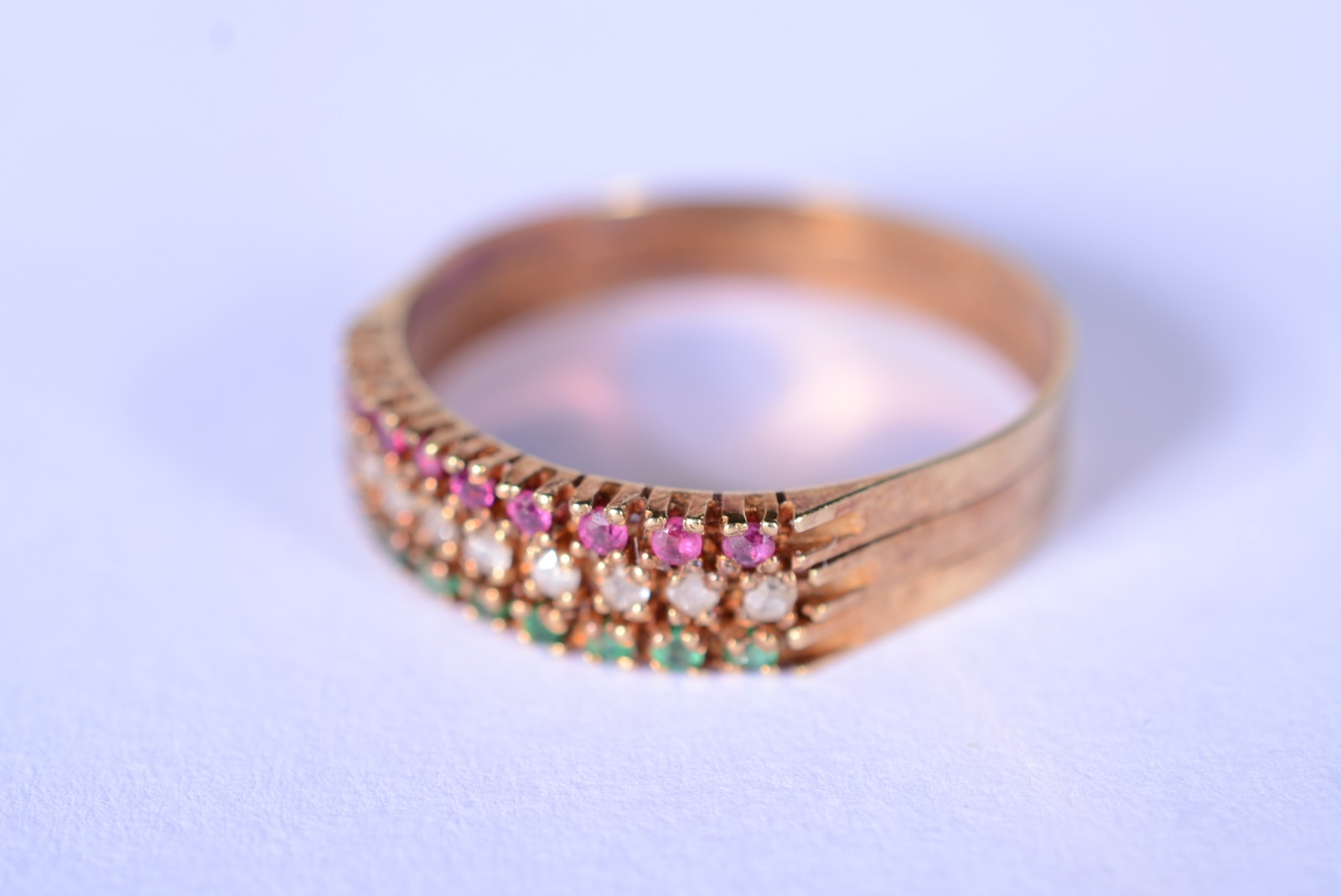Anel de ouro 18 k., cravejado com brilhantes, safiras e esmeraldas... - foto 2 de 7