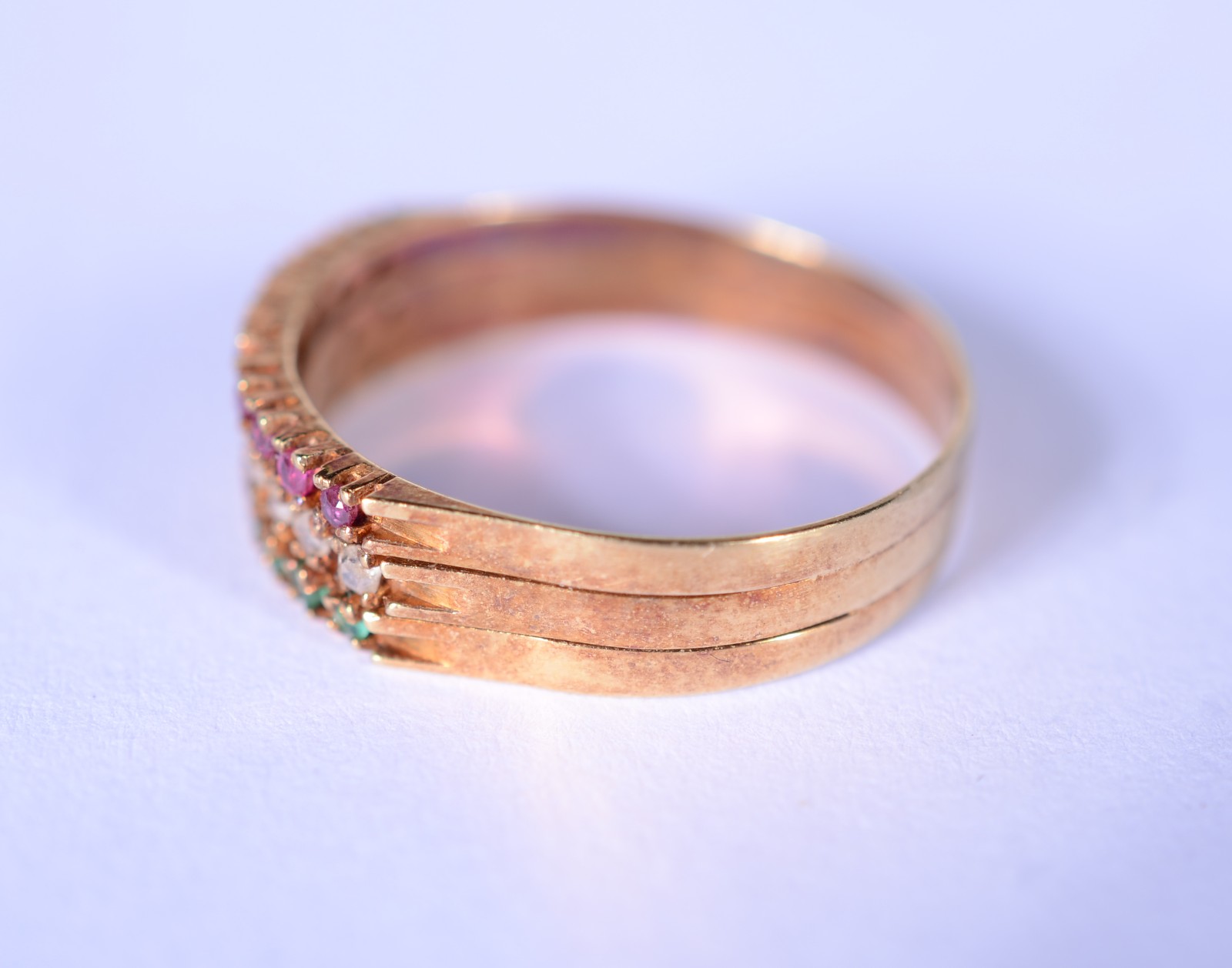 Anel de ouro 18 k., cravejado com brilhantes, safiras e esmeraldas... - foto 3 de 7