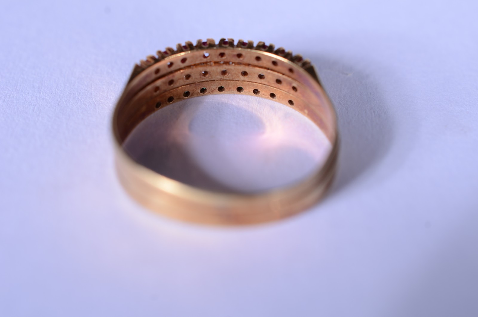 Anel de ouro 18 k., cravejado com brilhantes, safiras e esmeraldas... - foto 4 de 7