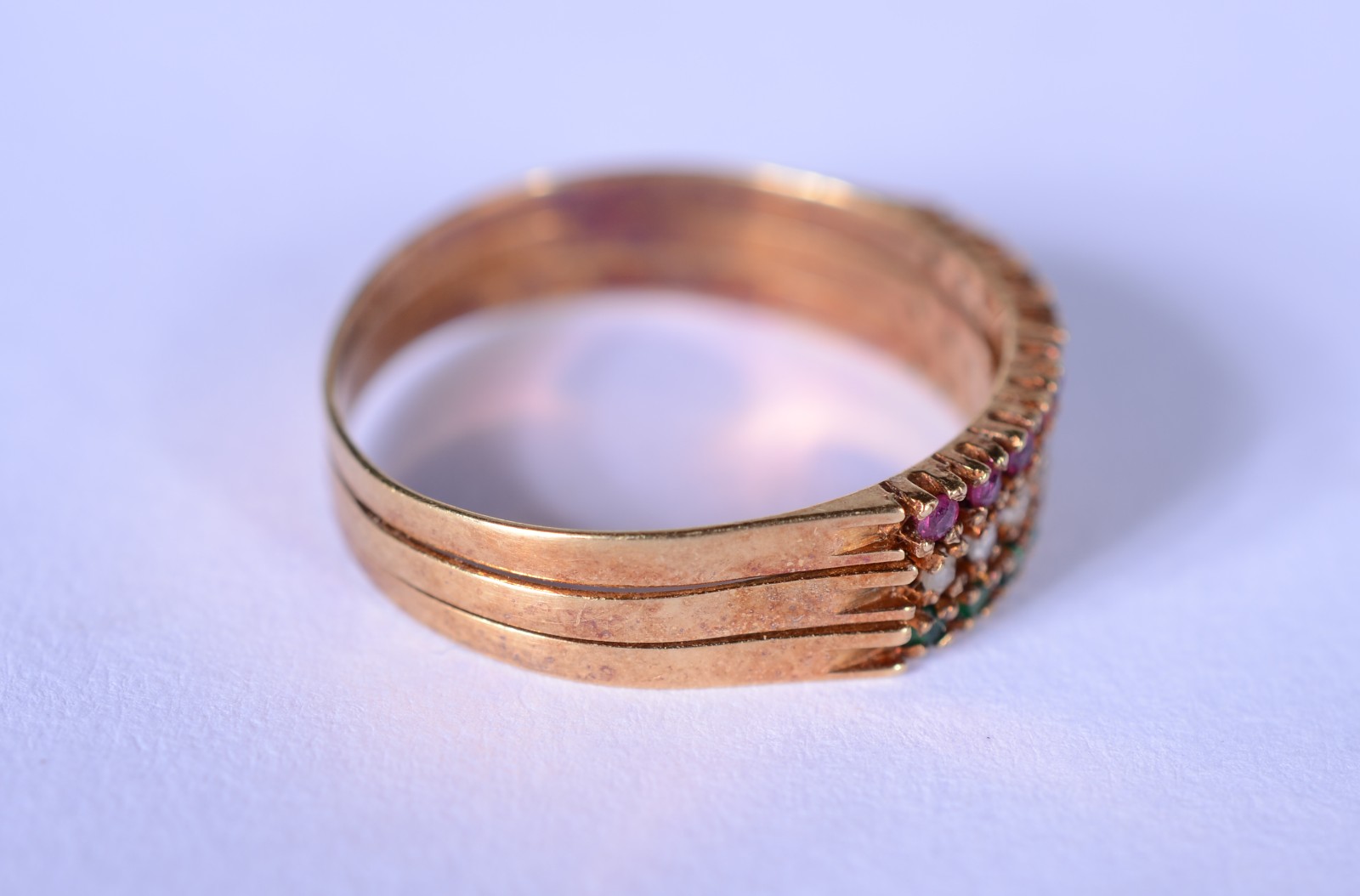 Anel de ouro 18 k., cravejado com brilhantes, safiras e esmeraldas... - foto 6 de 7