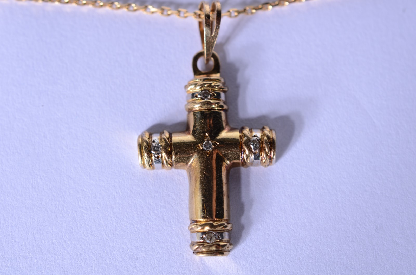Colar de ouro 18 k., contraste 750 mls com crucifixo.(Por motivos de... - foto 3 de 8