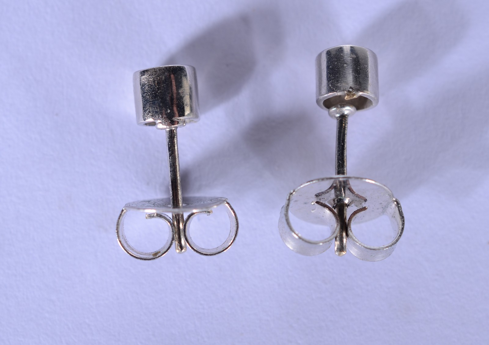 Par de brincos de ouro branco com 2 brilhantes. (Por motivos de... - foto 2 de 5