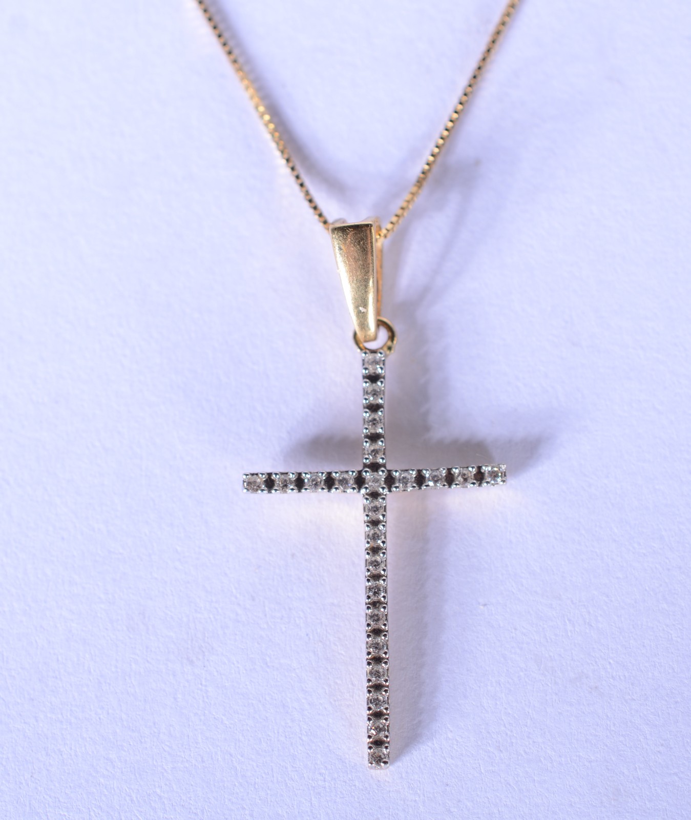 Colar de ouro 18 k., contraste 750 mls com crucifixo cravejado com... - foto 1 de 7