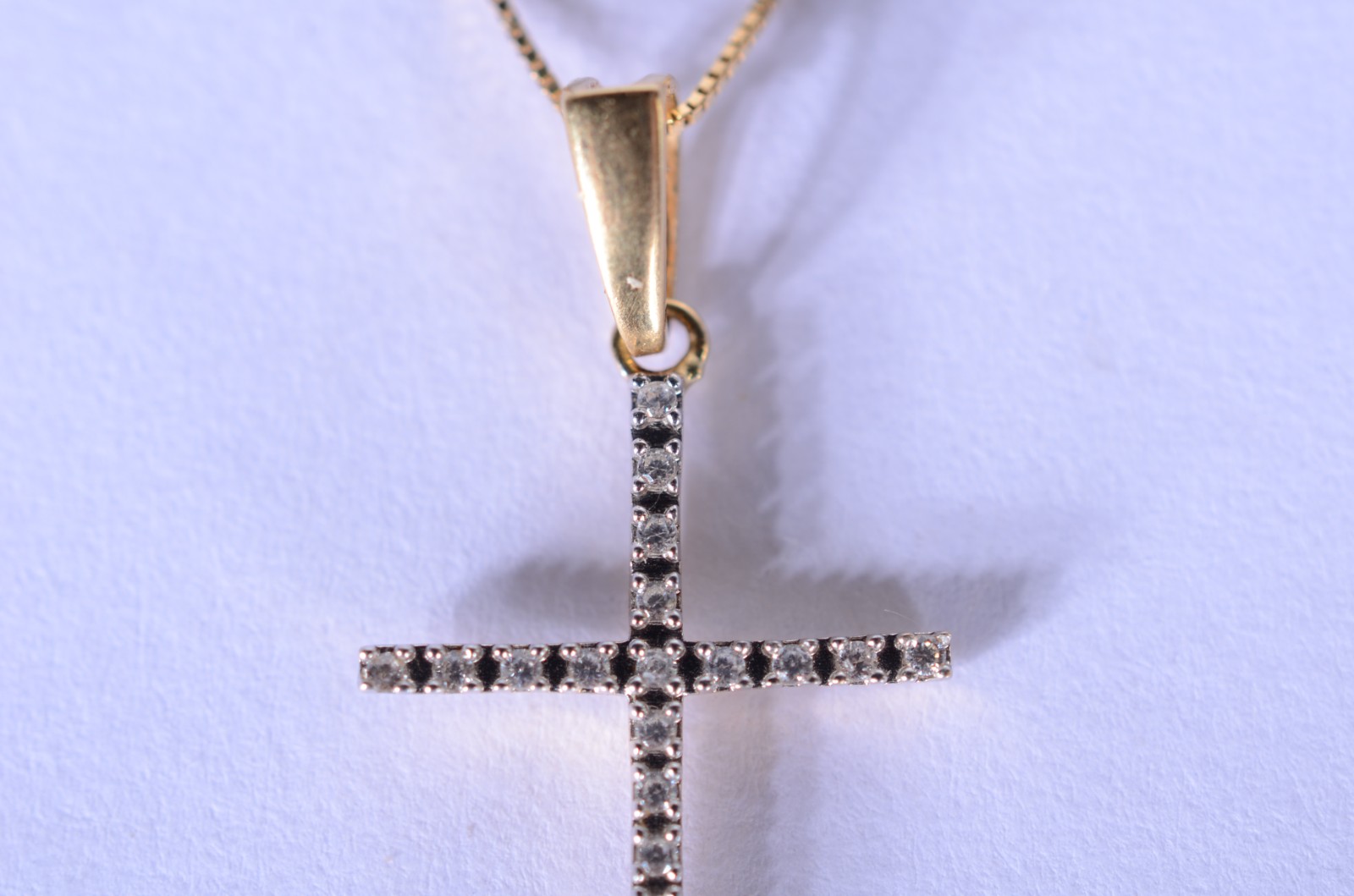 Colar de ouro 18 k., contraste 750 mls com crucifixo cravejado com... - foto 3 de 7