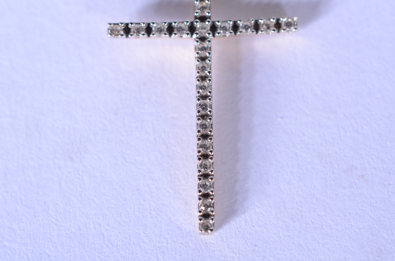 Colar de ouro 18 k., contraste 750 mls com crucifixo cravejado com... - foto 4 de 7