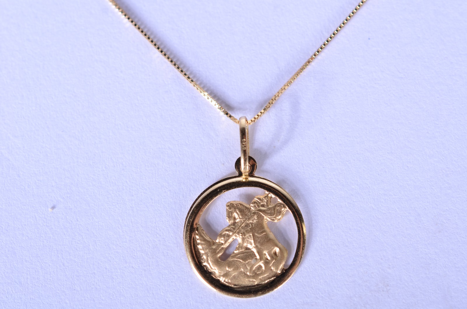 Colar de ouro 18 k., contraste 750 mls com pendente de São Jorge... - foto 1 de 6