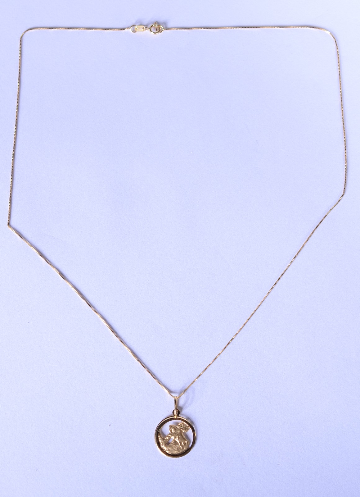 Colar de ouro 18 k., contraste 750 mls com pendente de São Jorge... - foto 2 de 6