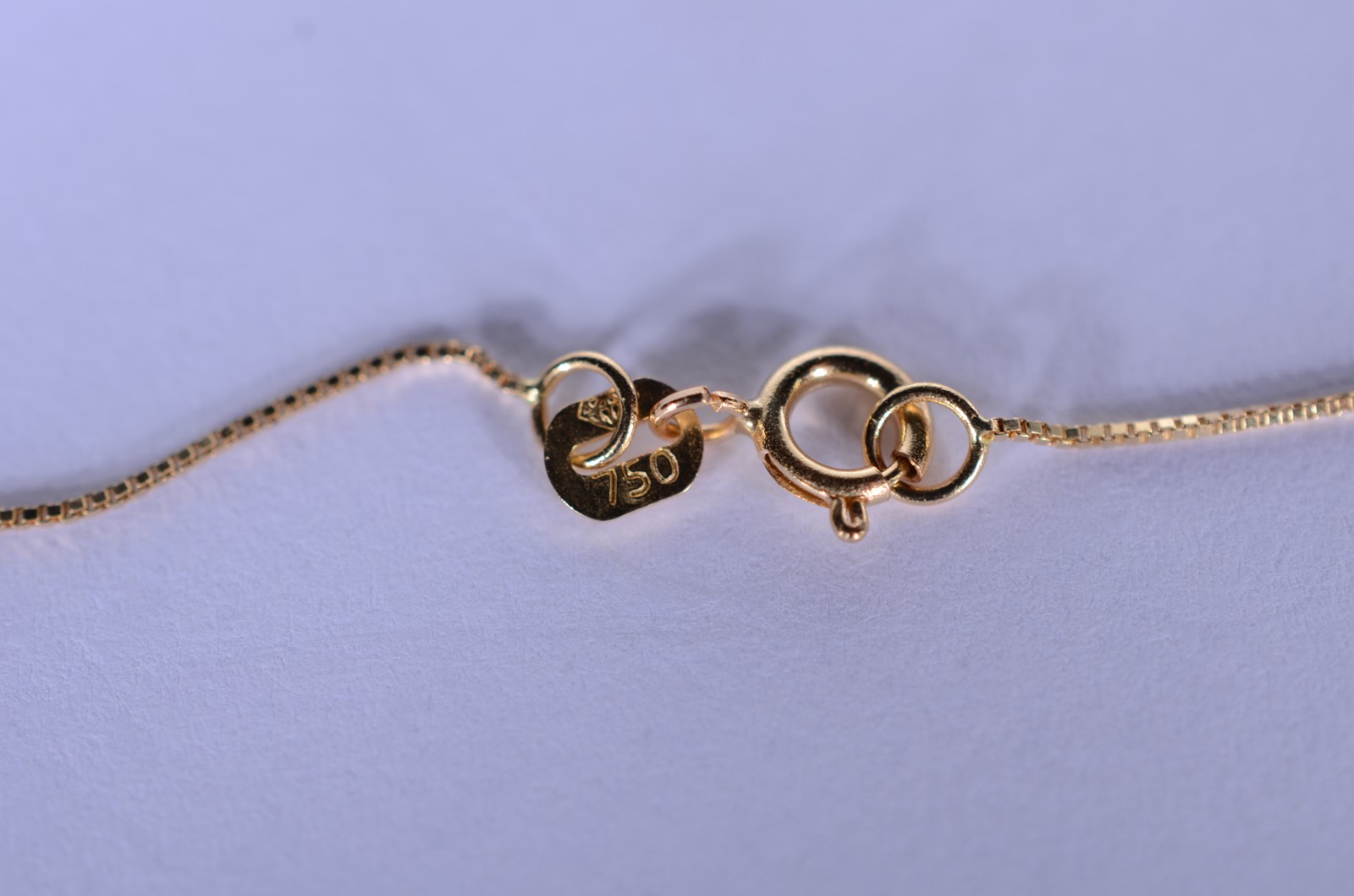 Colar de ouro 18 k., contraste 750 mls com pendente de São Jorge... - foto 4 de 6