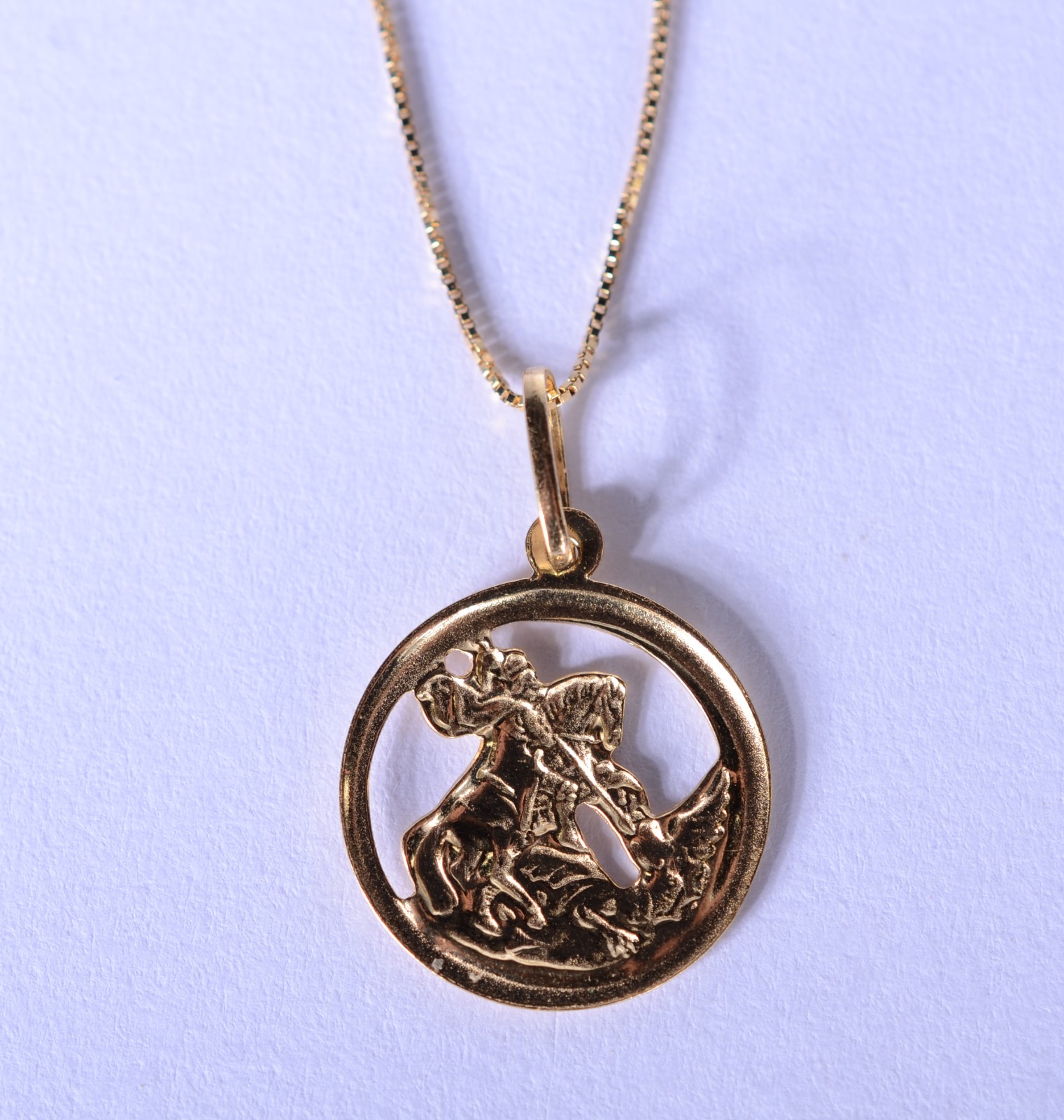 Colar de ouro 18 k., contraste 750 mls com pendente de São Jorge... - foto 5 de 6