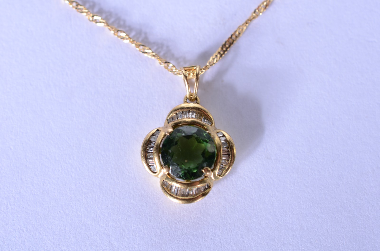 Colar de ouro 18 k., contraste 750 mls com pendente com pedra verde... - foto 1 de 6