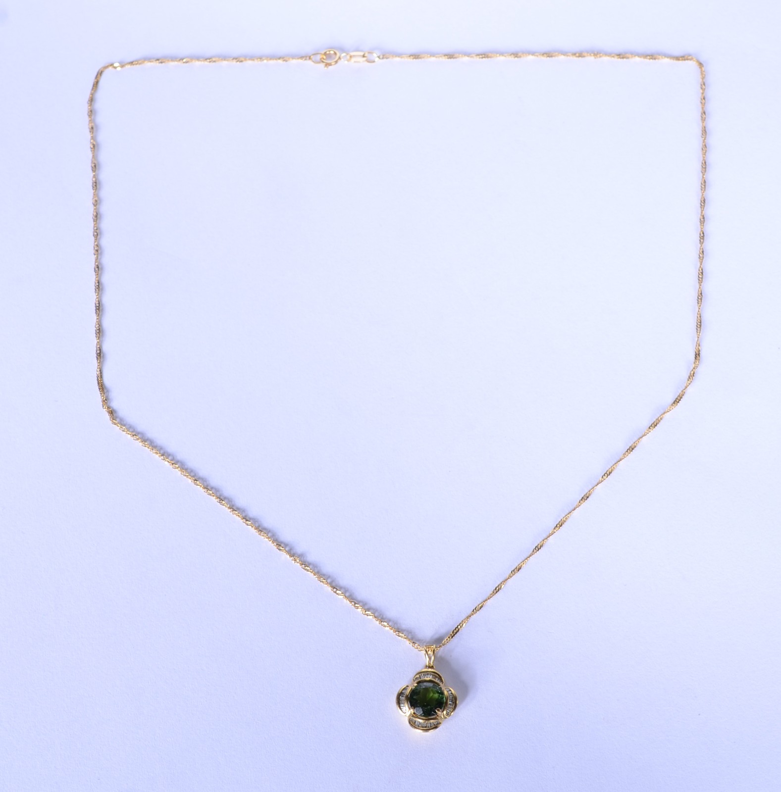 Colar de ouro 18 k., contraste 750 mls com pendente com pedra verde... - foto 2 de 6
