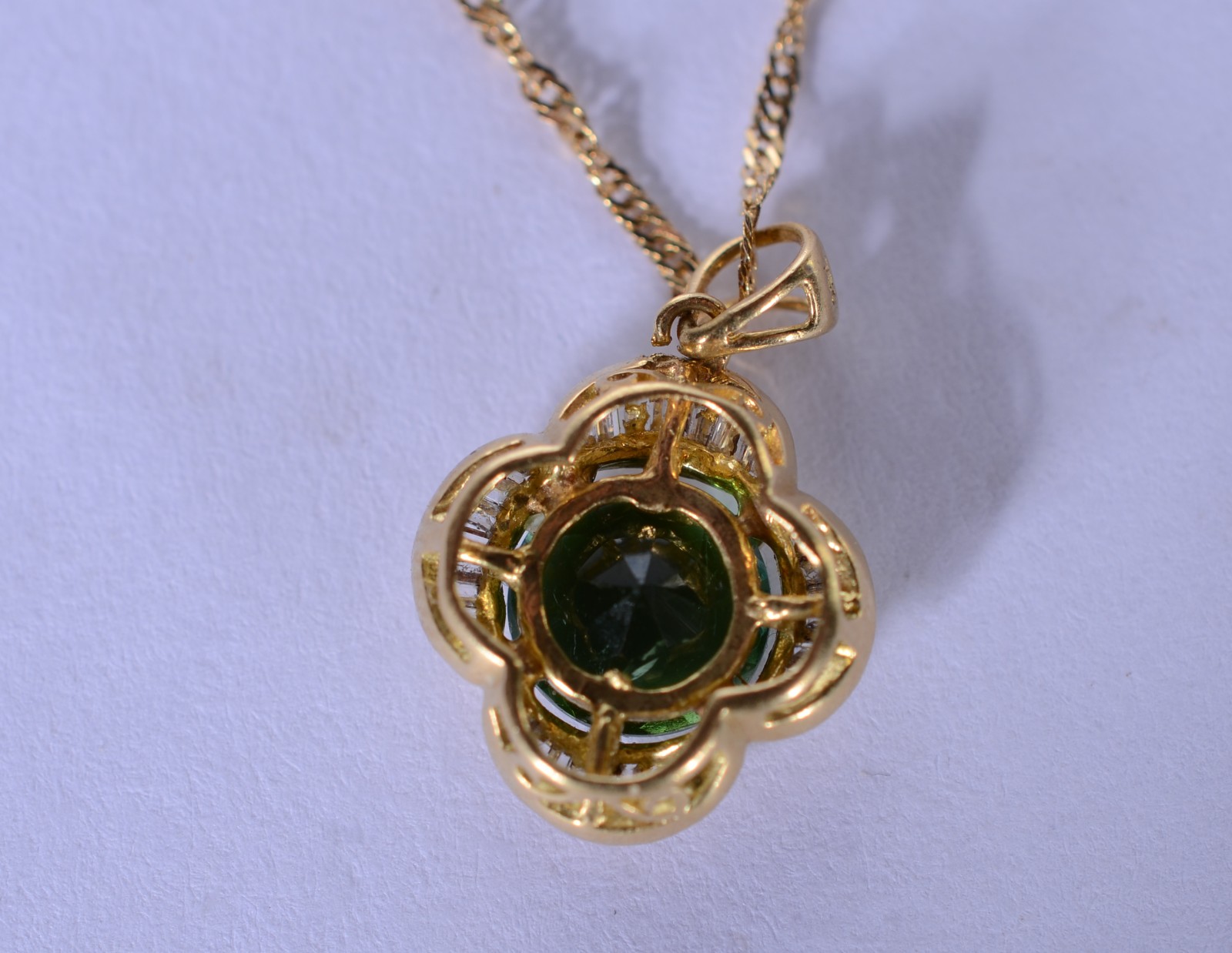 Colar de ouro 18 k., contraste 750 mls com pendente com pedra verde... - foto 5 de 6