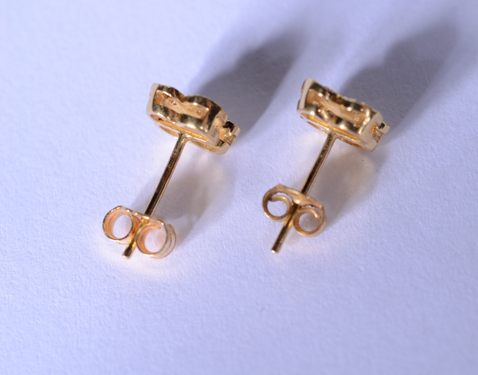 Par de brincos de ouro 18 k., na forma de "trevo" cravejado de... - foto 2 de 4