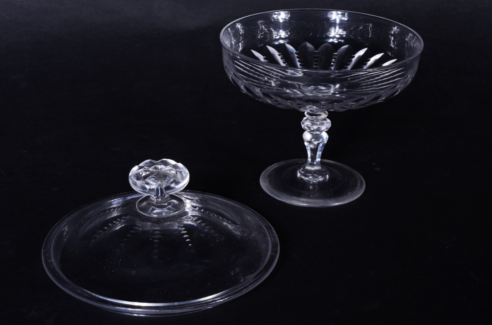 Compoteira de cristal com presentoir lapidado. - foto 4 de 5