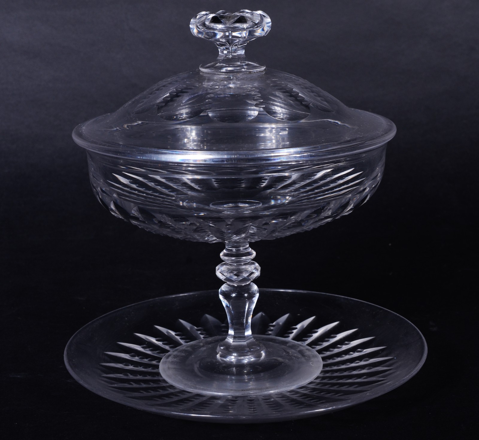 Compoteira de cristal com presentoir lapidado. - foto 1 de 5