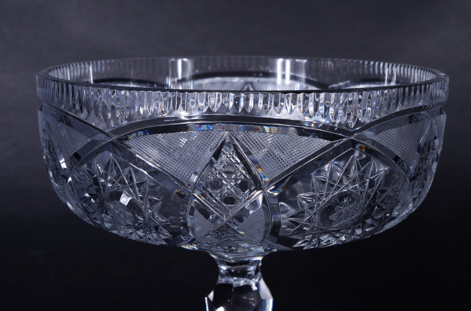Fruteira de pé alto de cristal tcheco lapidado. - foto 4 de 8