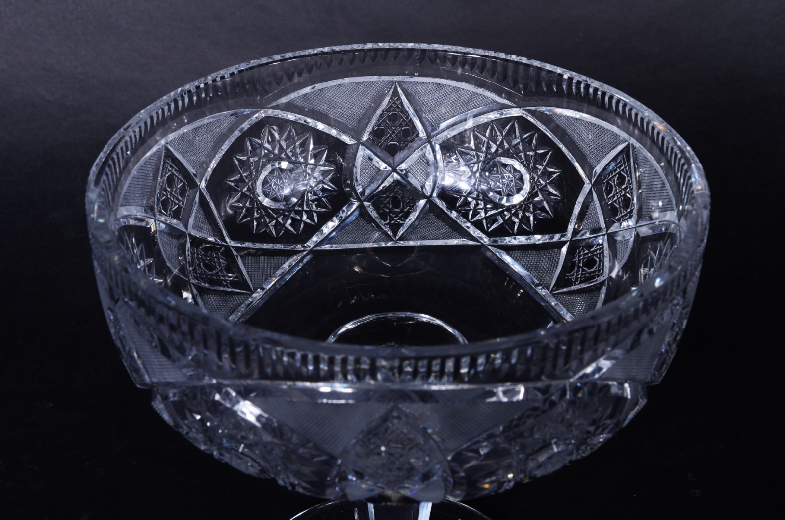 Fruteira de pé alto de cristal tcheco lapidado. - foto 7 de 8