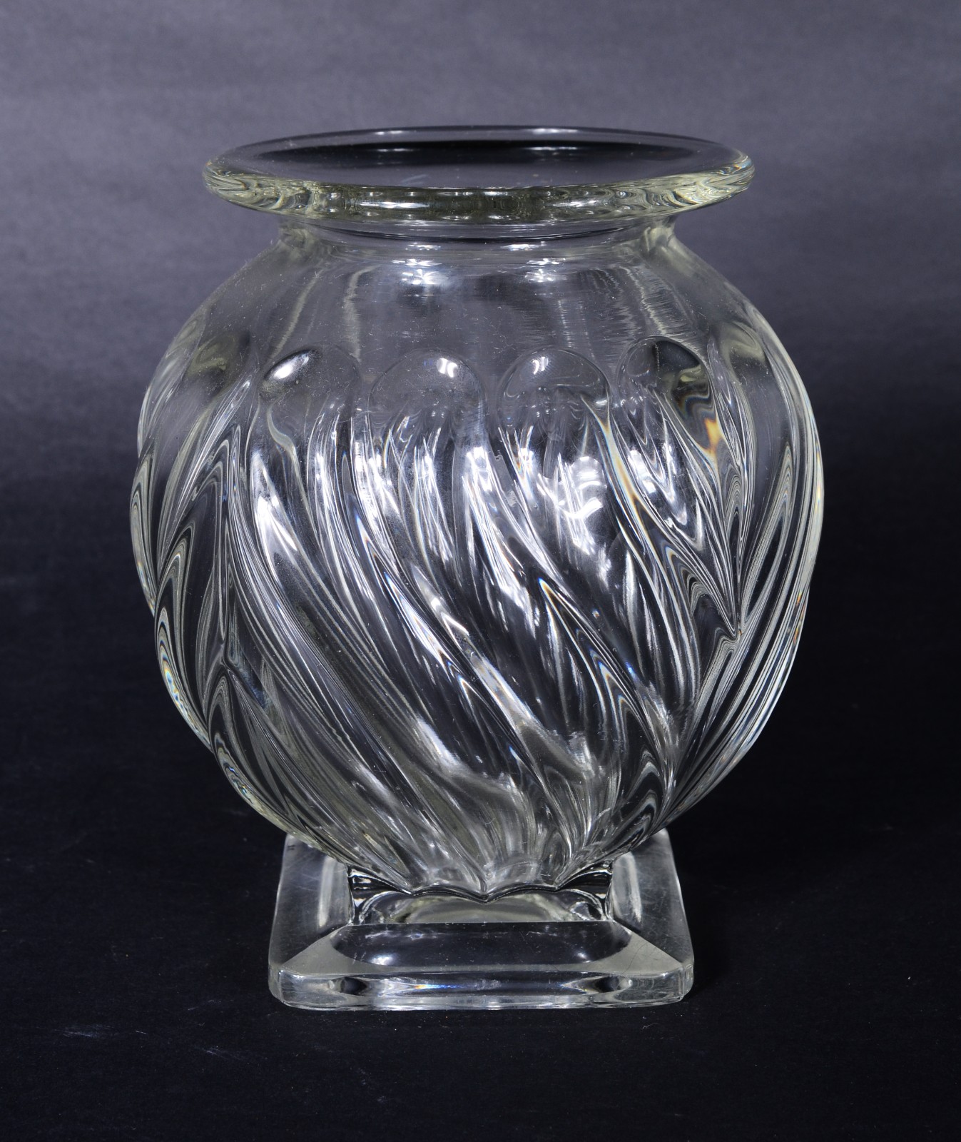 Vaso antigo de cristal com gomos retorcidos. - foto 1 de 8