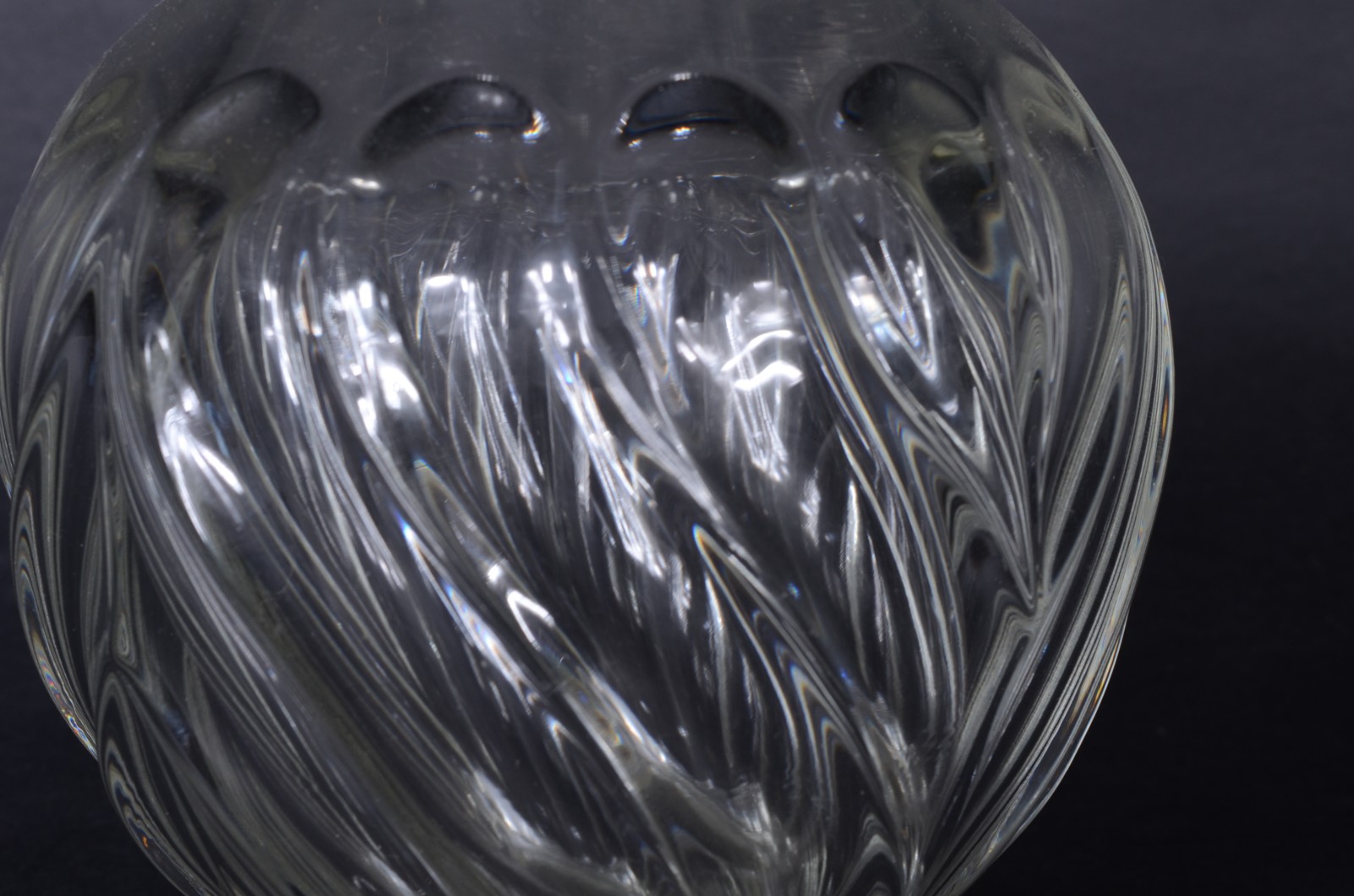 Vaso antigo de cristal com gomos retorcidos. - foto 4 de 8