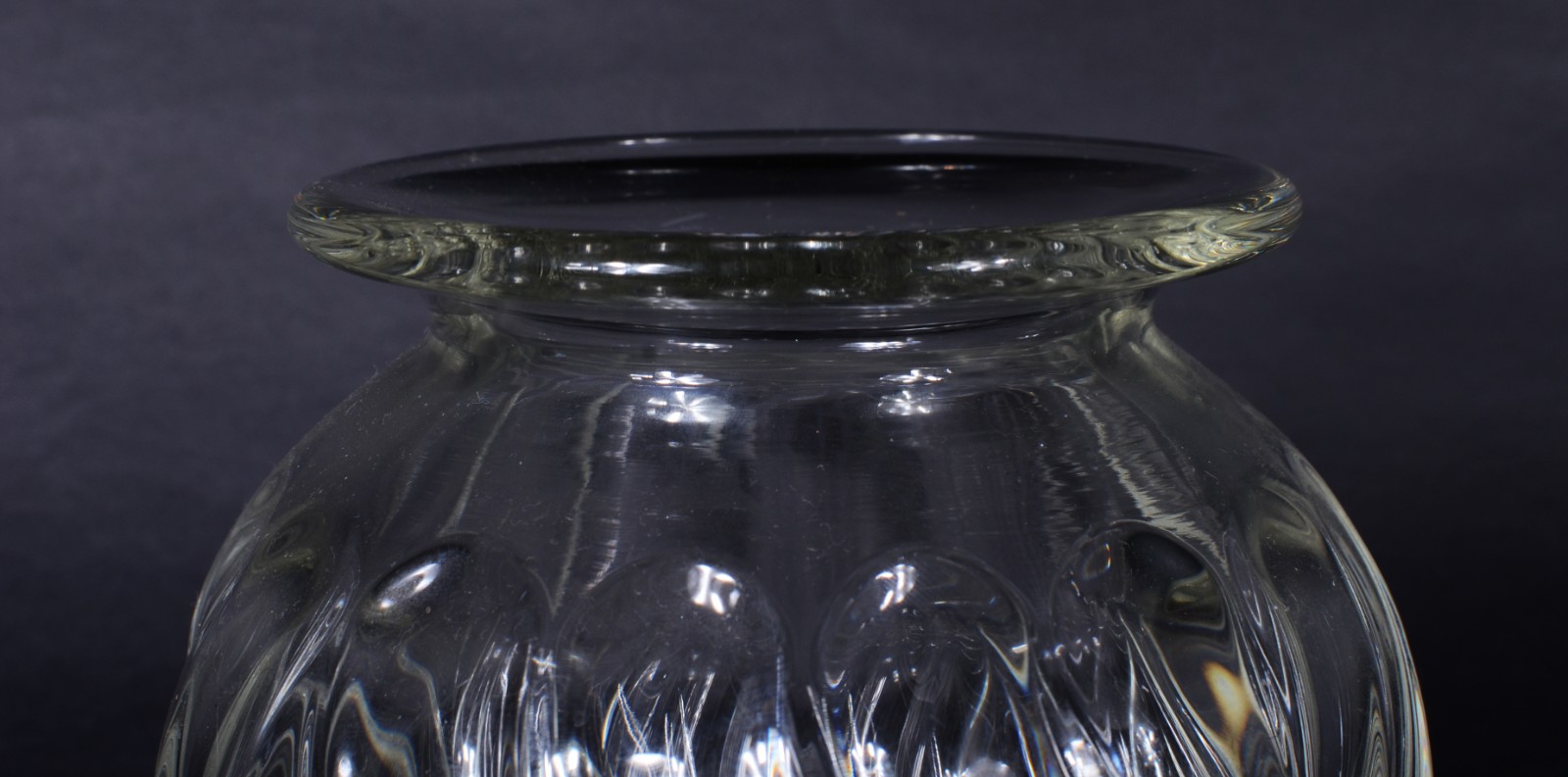 Vaso antigo de cristal com gomos retorcidos. - foto 5 de 8