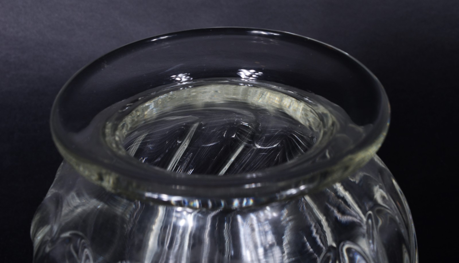 Vaso antigo de cristal com gomos retorcidos. - foto 6 de 8