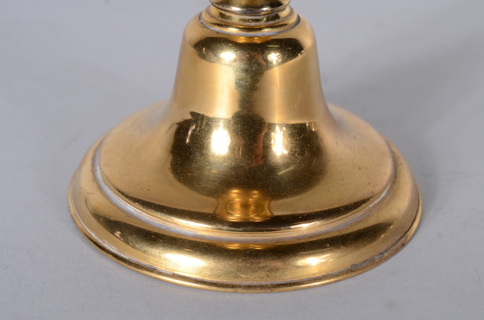 Cálice litúrgico de metal dourado. - foto 5 de 6