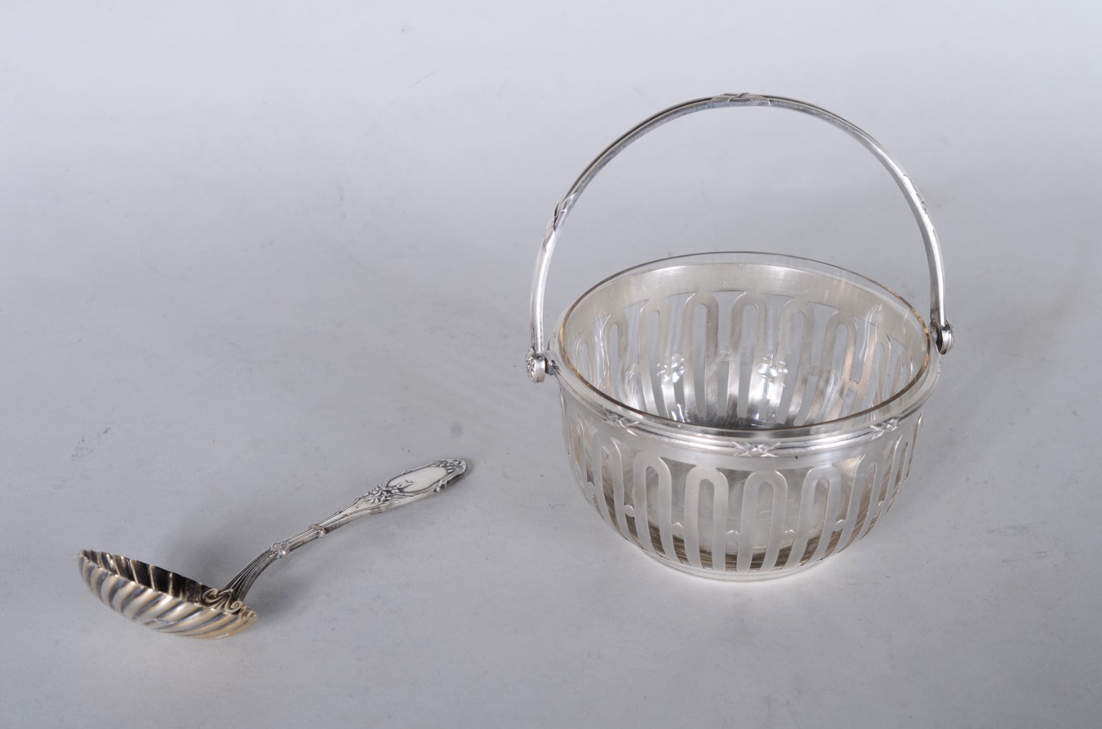 Porta queijo de metal e cristal com colher. No estojo. - foto 4 de 10
