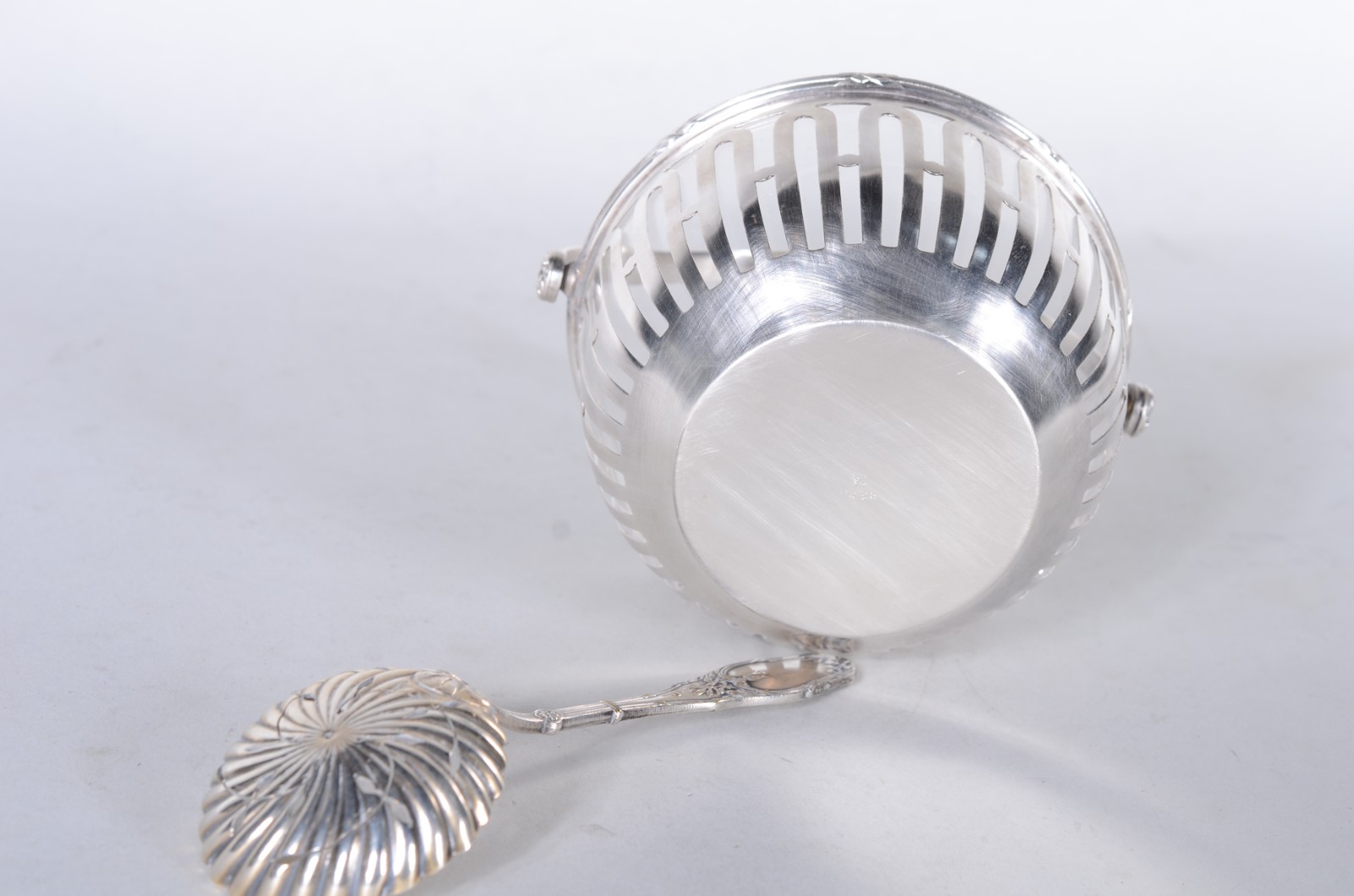 Porta queijo de metal e cristal com colher. No estojo. - foto 8 de 10