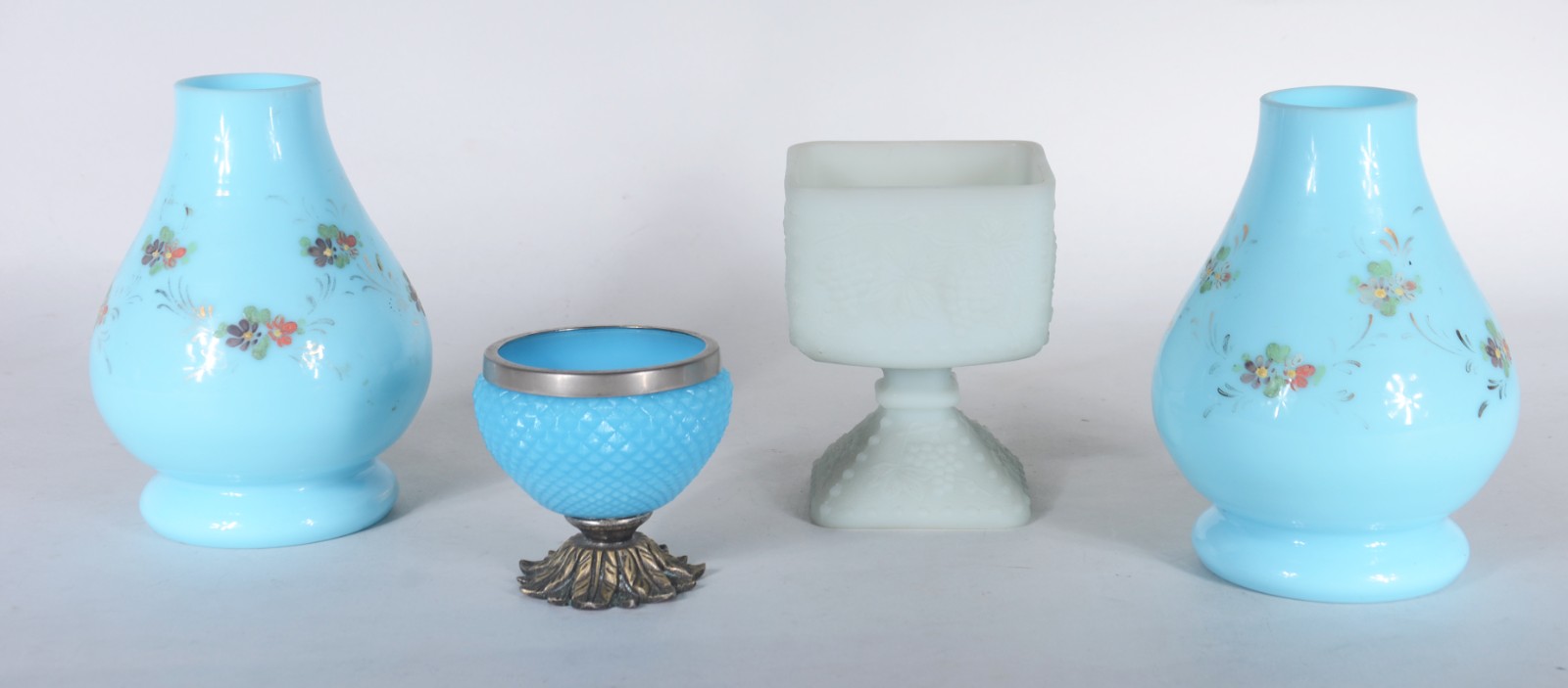 Par de vasos de opalina azul e bowl com metal. - foto 1 de 7