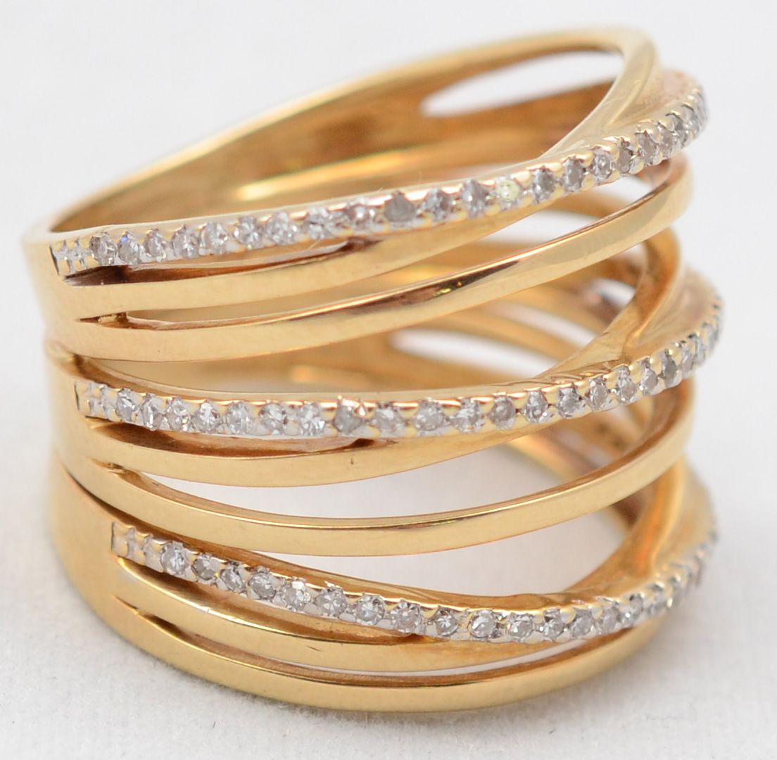 Anel em ouro amarelo 18 k com aproximadamente 0.70 ct de brilhantes... - foto 1 de 3