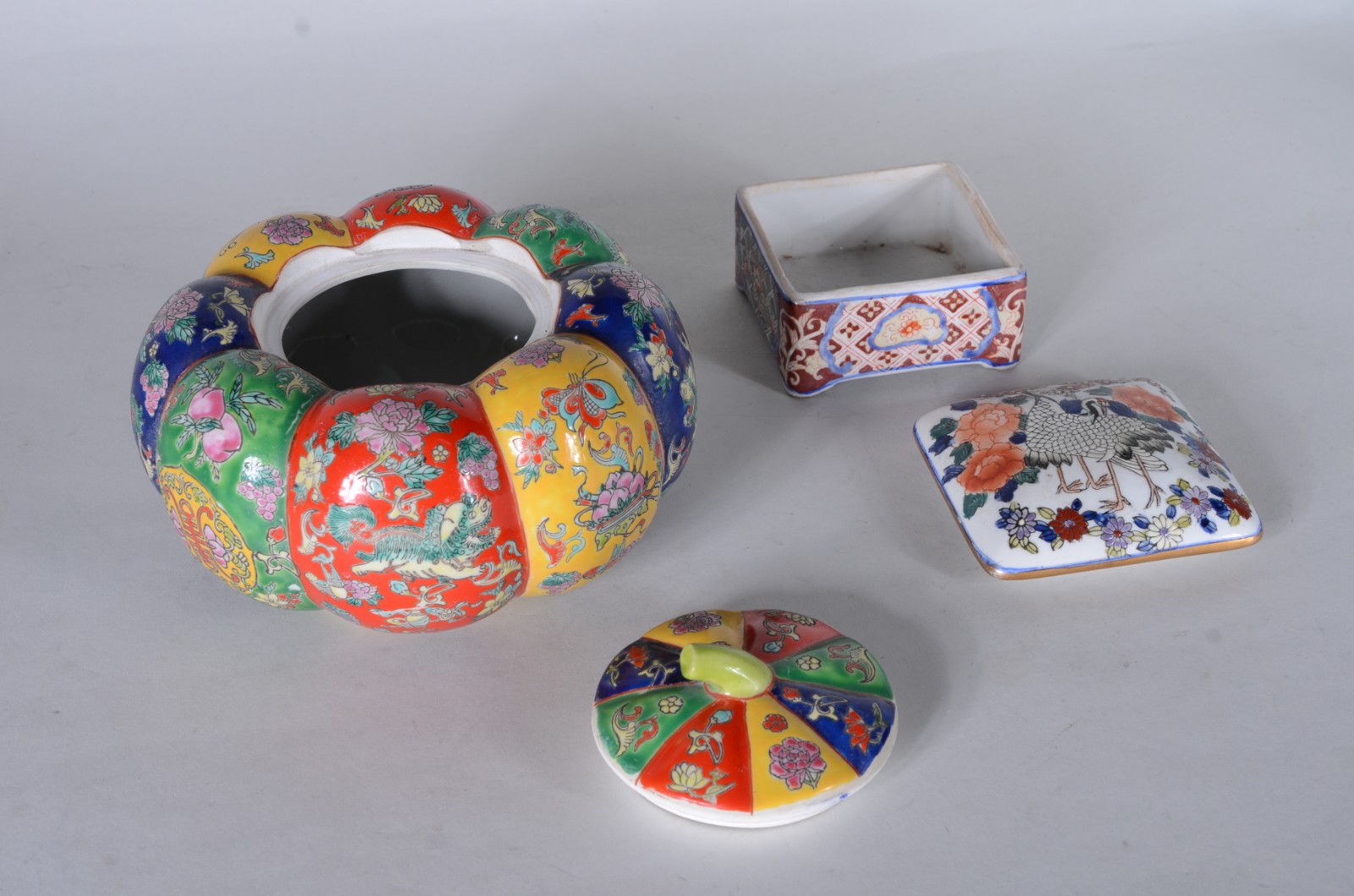 Duas peças orientais, sendo: abobora de porcelana e caixa com aves e... - foto 2 de 6