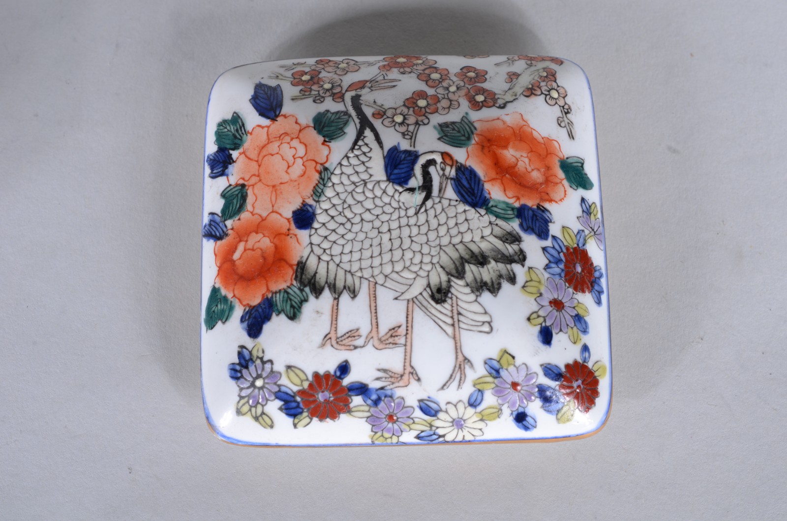 Duas peças orientais, sendo: abobora de porcelana e caixa com aves e... - foto 3 de 6