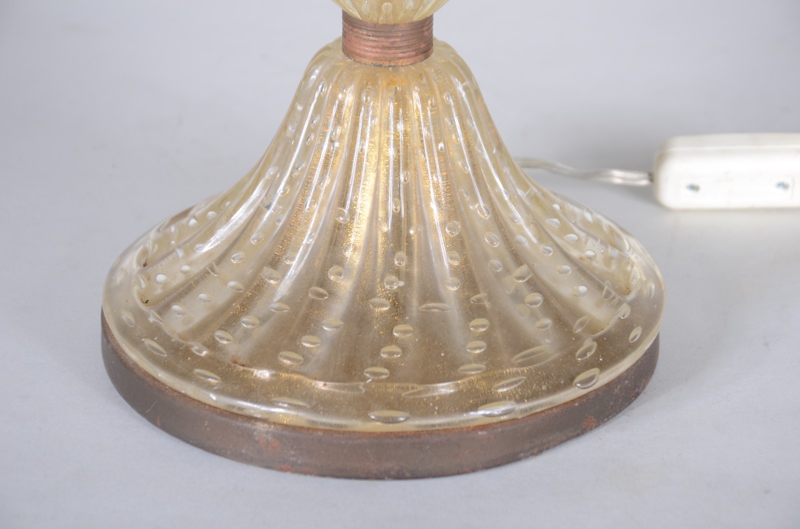 Base de abatjour de murano com pó de ouro e detalhes de metal. - foto 4 de 6