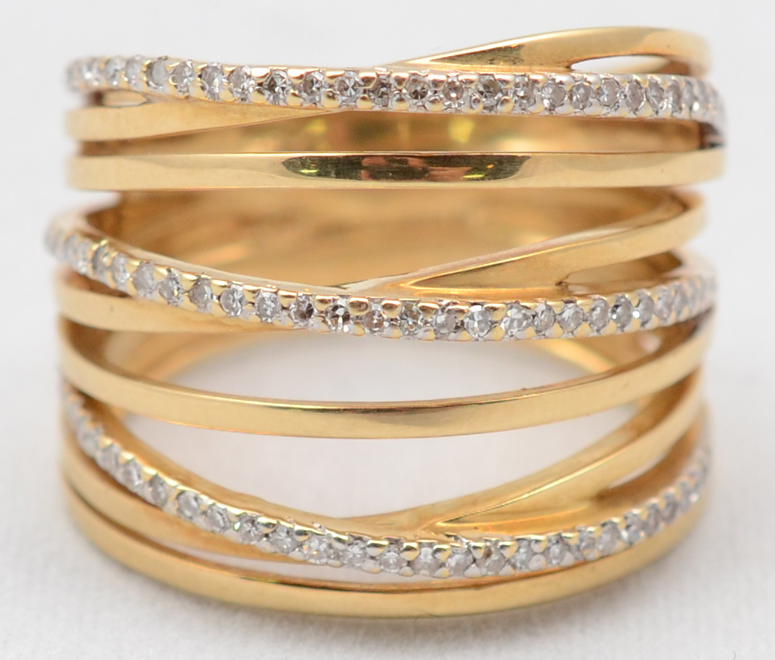 Anel em ouro amarelo 18 k com aproximadamente 0.70 ct de brilhantes... - foto 2 de 3