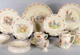 Royal Doulton (1815),  - Parte de serviço de faiança inglesa infantil - BunnyKin, composto de:  4 pratos rasos, 3 pratos fundos, bule, leiteira, xícara com pires e porta ovo. 