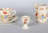Royal Doulton (1815),  - Parte de serviço de faiança inglesa infantil - BunnyKin, composto de:  4 pratos rasos, 3 pratos fundos, bule, leiteira, xícara com pires e porta ovo. 