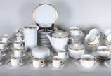 Porcelanas Renner (1937-1990),  - Serviço de chá de porcelana Renner, branca com frisos dourados, composto de: 12 xícaras de chá com pires, 12 xícaras de café com 11 pires, 12 pratos d